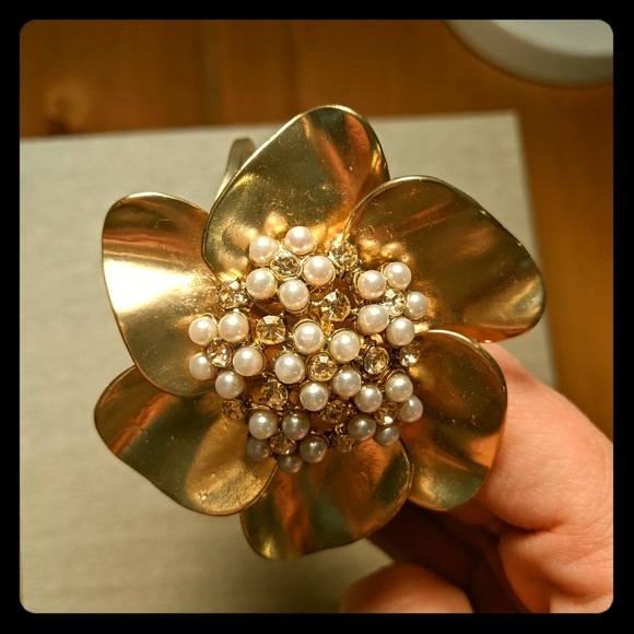 Jewelry - Flower bracelet w/pearls and rhinestones